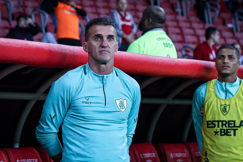 Vagner Mancini revelou que houve briga no vestário do América no intervalo do jogo contra o Inter — Foto: Maxi Franzoi/AGIF