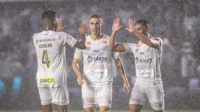 Aderlan, João Schmidt e Pituca em Santos x Ponte Preta