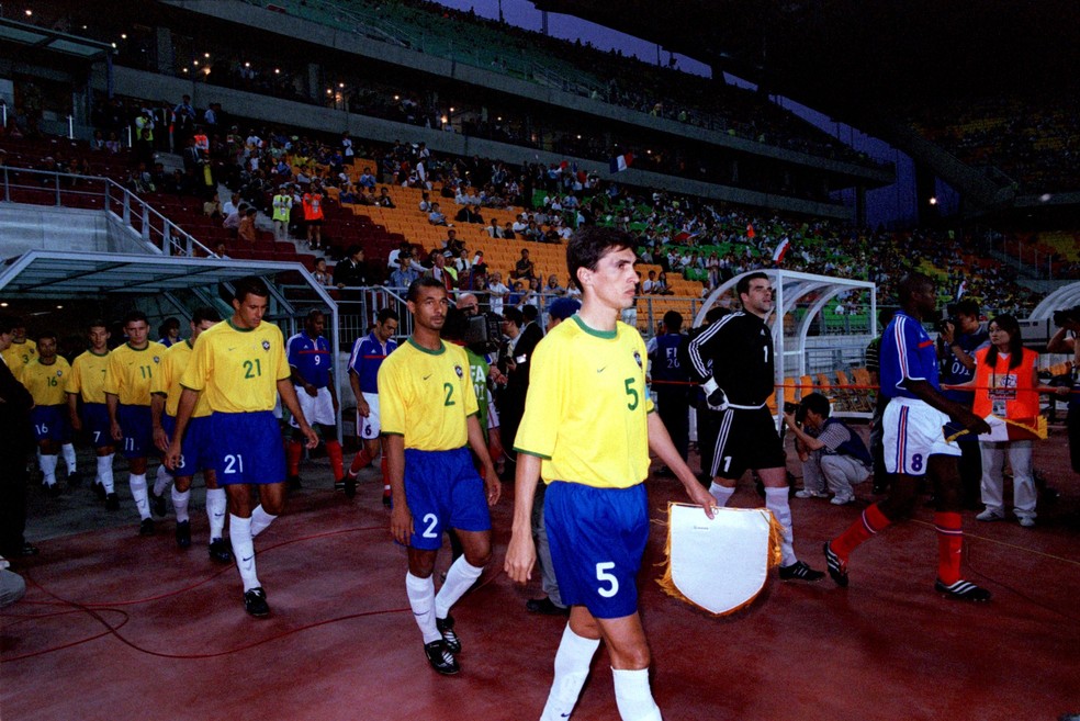 Capitão, Leomar puxa fila em Brasil x França na Copa das Confederações de 2001 — Foto: Matthew Ashton/EMPICS via Getty Images