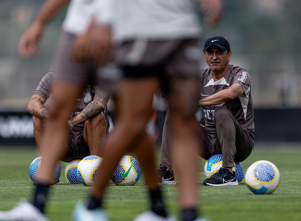 Ramón Díaz observa treino do Corinthians