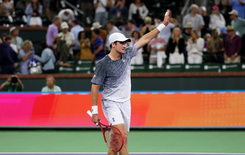 João Fonseca comemora vitória contra Tommy Paul em Indian Wells — Foto: Clive Brunskill/Getty Images