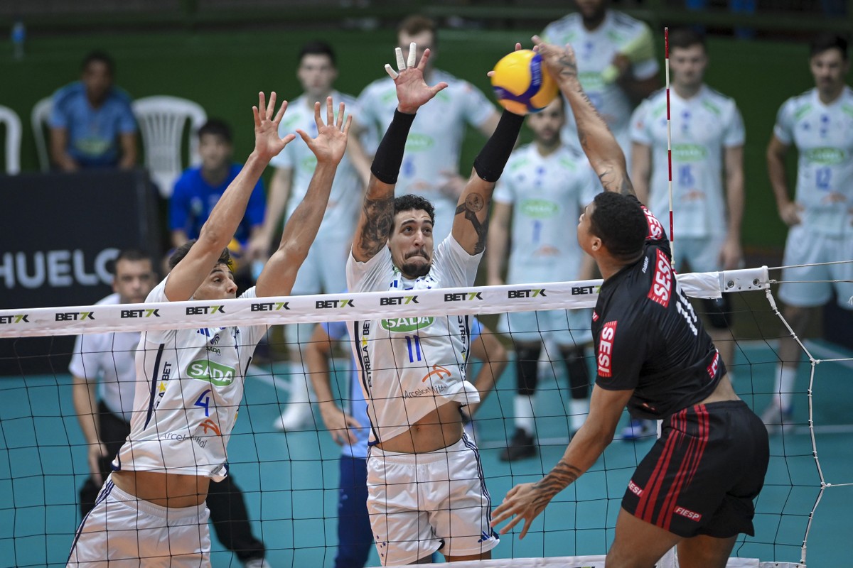 Sesi-Bauru enfrenta Cruzeiro, atual campeão da Superliga Masculina.