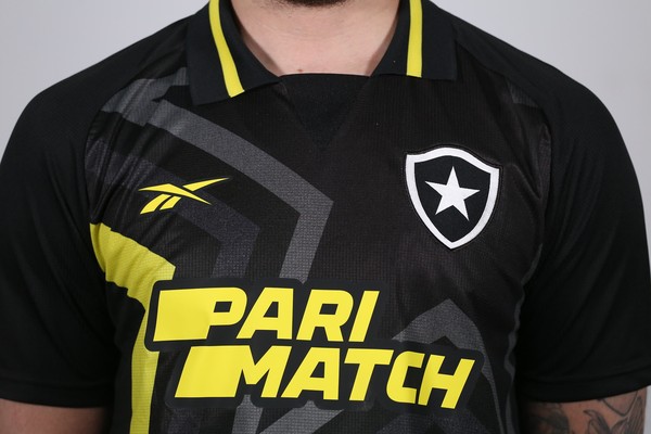 Vasco lança nova camisa 2 com inspiração no uniforme de 2000