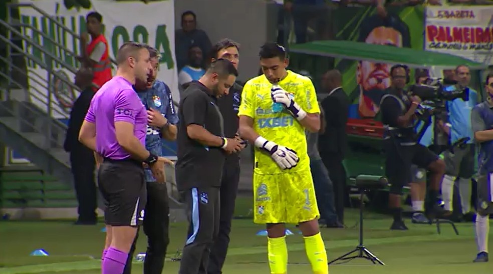 Diego Enríquez, do Sporting Cristal, olha celular antes de pênalti do Palmeiras