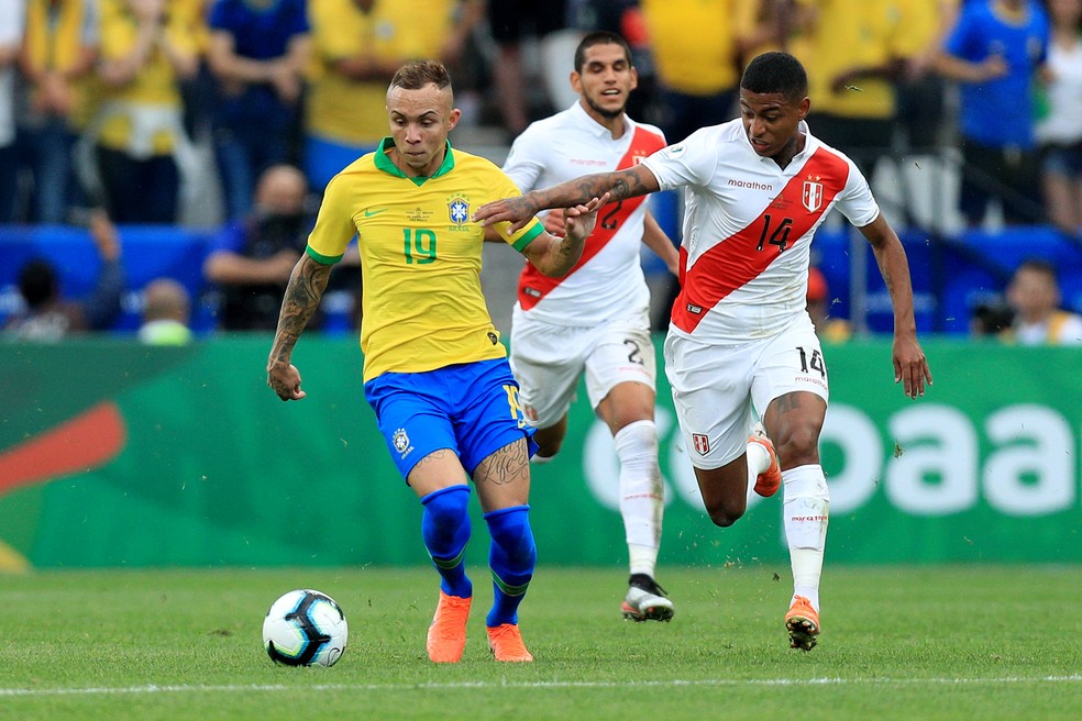 Andy Polo em disputa de bola com Everton Cebolinha em jogo da Copa América 2019 — Foto: Buda Mendes/Getty Images