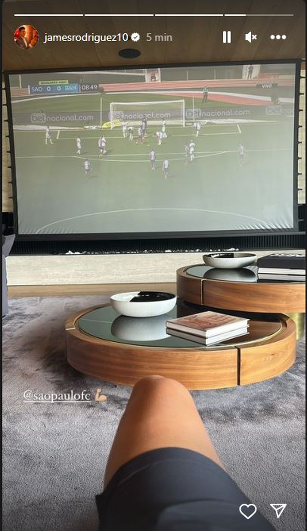 James Rodríguez vê o jogo do São Paulo contra o Bahia em Medellín — Foto: Reprodução