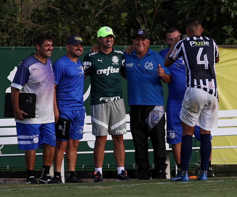 Membros da comissão do Lemense tiram foto com o técnico do Palmeiras Abel Ferreira — Foto: Cesar Greco