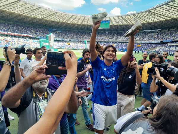 Marcelo Moreno encerra passagem pelo Cruzeiro com homenagens emocionadas no Mineirão