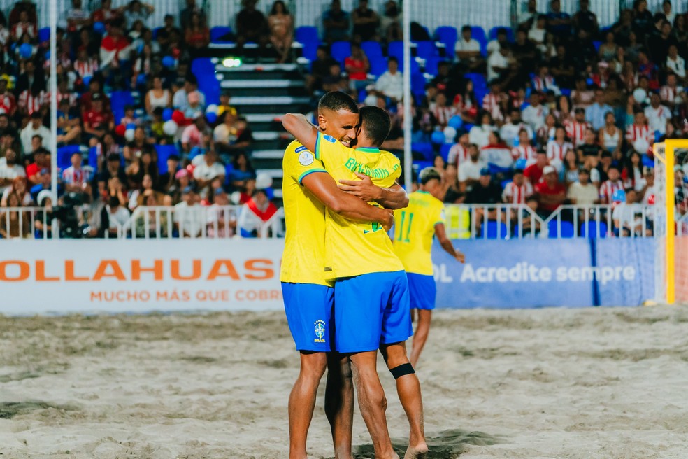 Rodrigo e Benjinha comemoram gol do Brasil contra o Paraguai — Foto: Divulgação