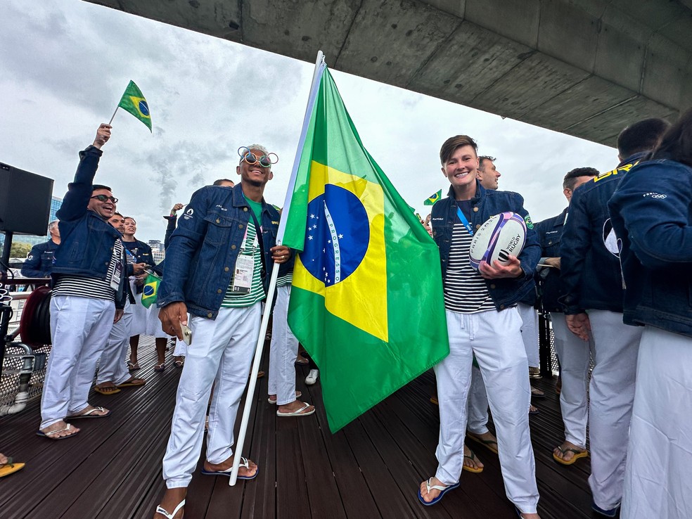 Isaquias Queiroz e Raquel Kochhann foram os porta-bandeiras do Brasil — Foto: Alexandre Loureiro/COB