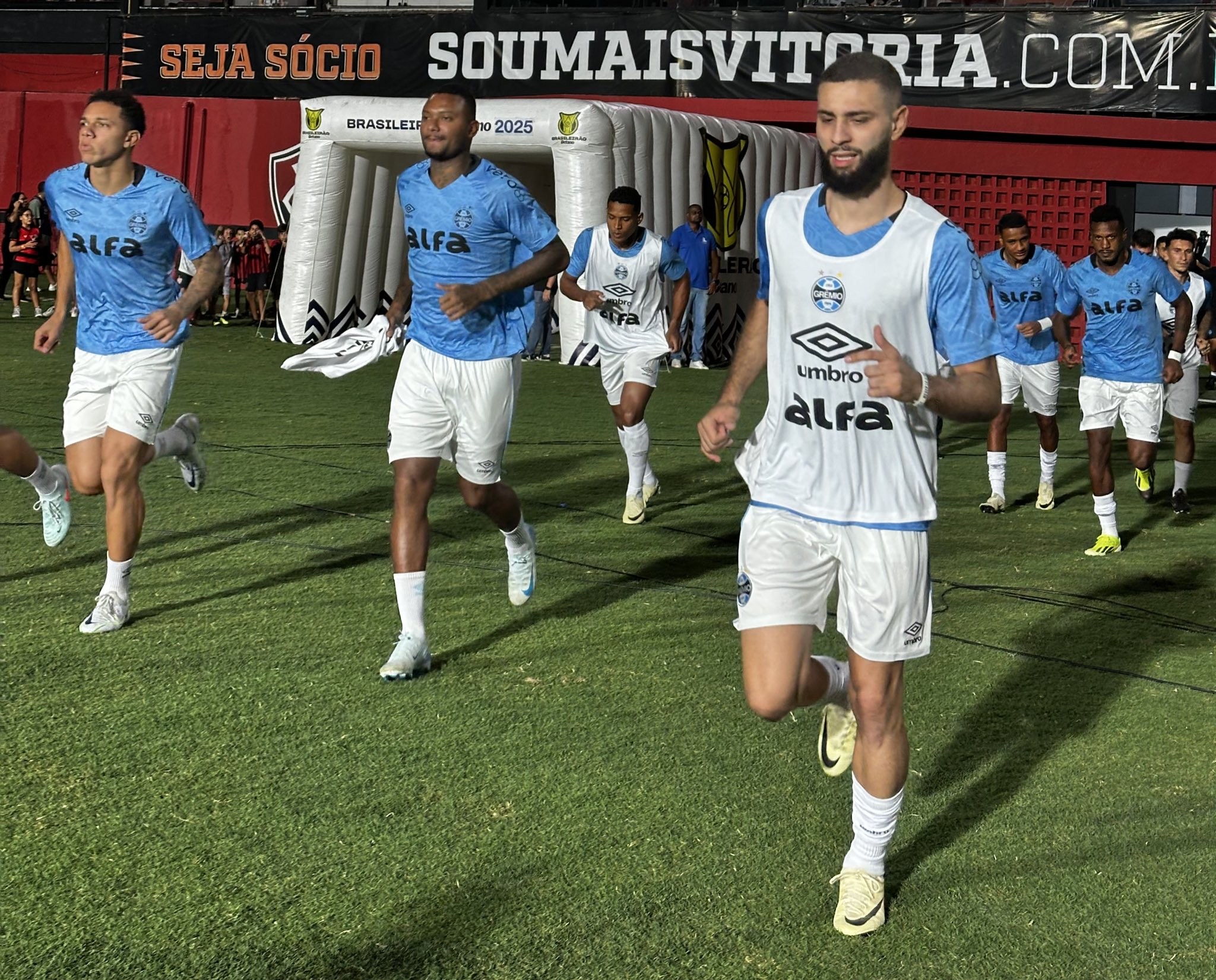 ISSO QUE NÃO PODE! Jogo entre Vitória e Grêmio é interrompido por cantos homofóbicos da torcida