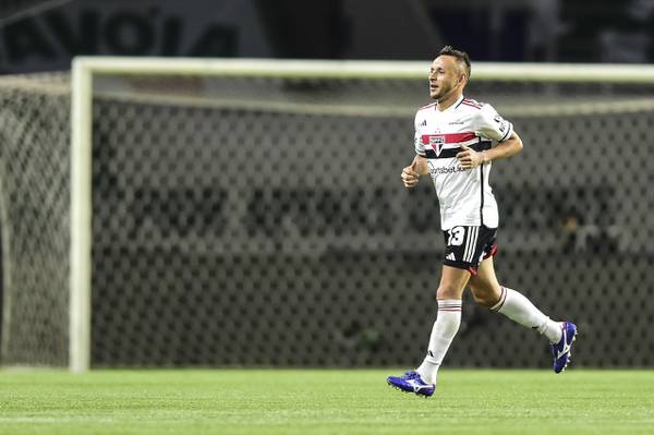 São Paulo consegue tirar Rafinha da pauta do STJD, e lateral está liberado para jogo com Flu