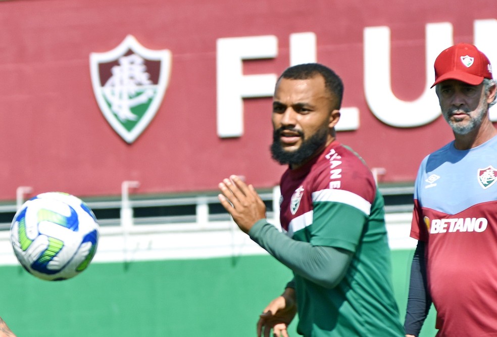 Samuel Xavier em a&ccedil;&atilde;o no treino do Fluminense  &mdash; Foto: Mailson Santana / Fluminense FC