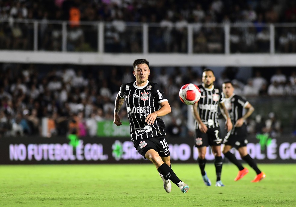 Rodrigo Garro estreou pelo Corinthians e levou perigo em chute de fora da área no fim — Foto: Marcos Ribolli