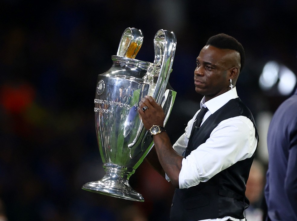 Balotelli com o troféu da Champions League em final entre Manchester City e Inter de Milão — Foto: REUTERS/Matthew Childs
