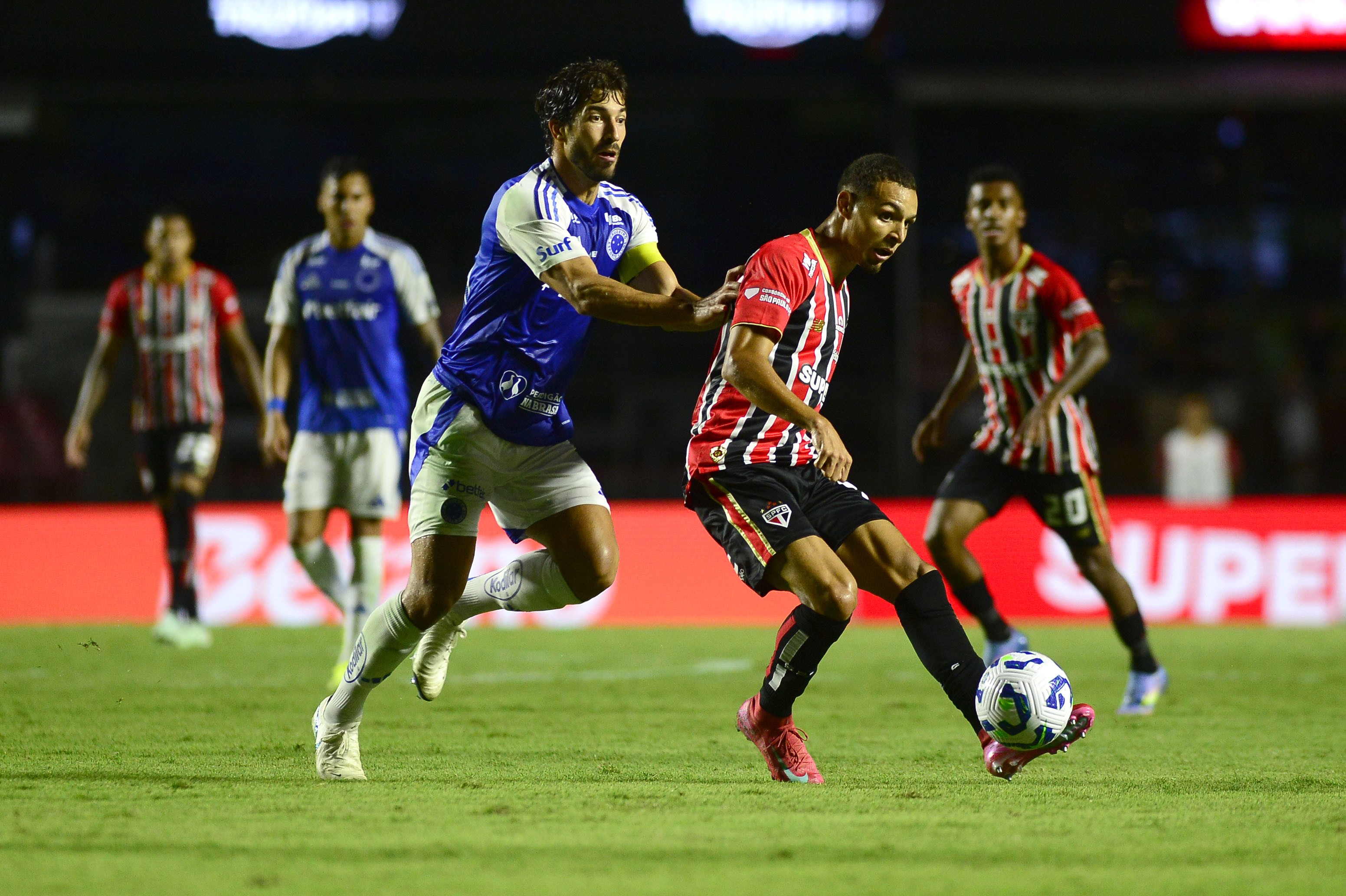 SEGUROU! Cruzeiro se entrega, empata o jogo e evita crescimento da crise