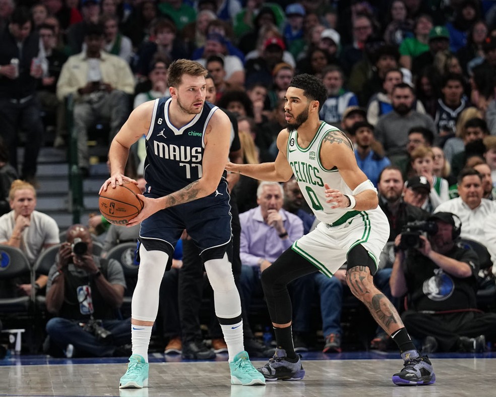 Luka Doncic e Jayson Tatum são os principais nomes de Dallas Mavericks e Boston Celtics nas finais da NBA — Foto: Glenn James/NBAE via Getty Images