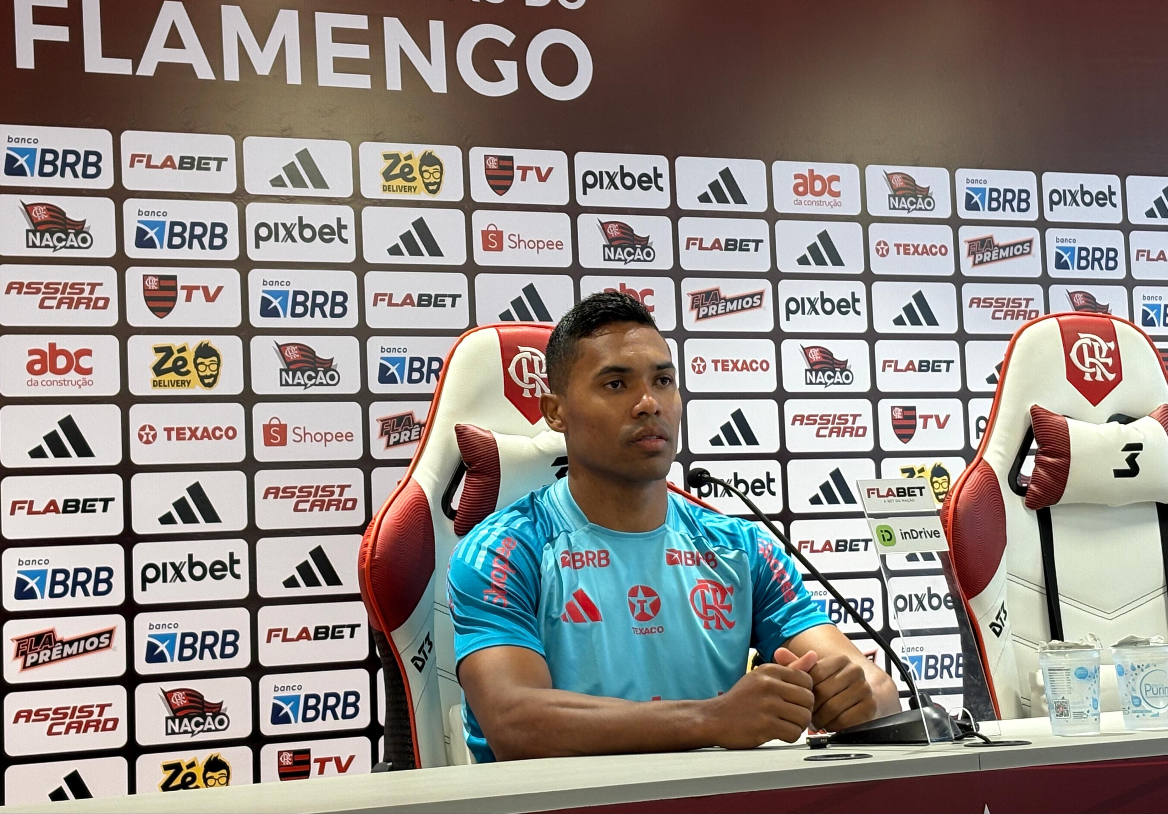 Alex Sandro cita Cristiano Ronaldo e vê ansiedade como normal no Flamengo antes de decisão com a LDU