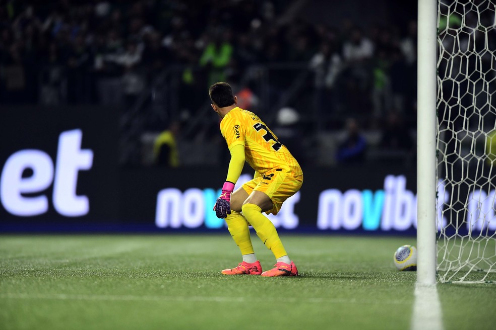 Matheus Donelli observa a bola desviada por Fabinho entrar no gol do Corinthians — Foto: Marcos Ribolli
