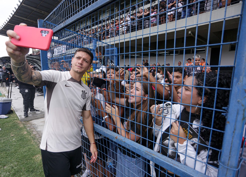 Rodrigo Garro tira foto com torcedores do Corinthians na Fazendinha — Foto: Rodrigo Coca/Ag. Corinthians