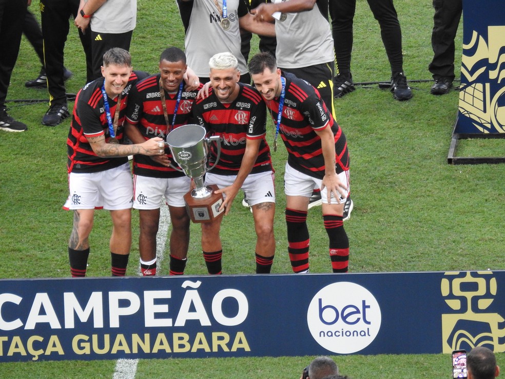 Varela, De la Cruz, Arrascaeta e Viña comemoram a conquista do Flamengo — Foto: Fred Gomes