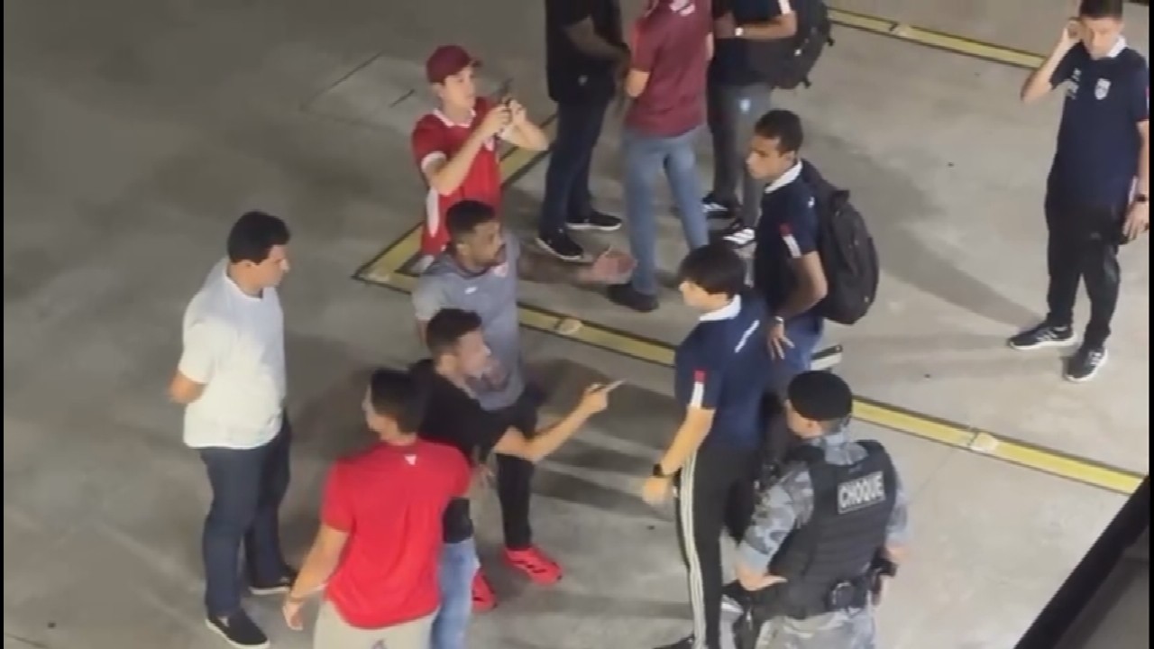Dirigentes do Vila Nova encurralam árbitro de vídeo após derrota para o ...