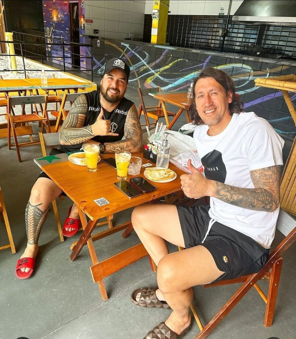 Cássio toma café da manhã com filho de Augusto Melo — Foto: Reprodução/Instagram