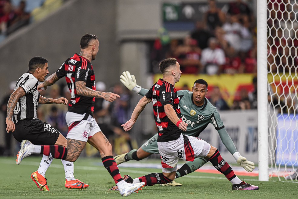 Léo Ortiz faz o gol da vitória do Flamengo contra o Botafogo — Foto: Gilvan de Souza & Paula Reis / CRF