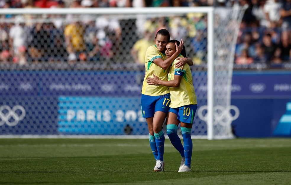 Marta e Jheniffer comemoram gol do Brasil sobre o Japão — Foto: Reuters