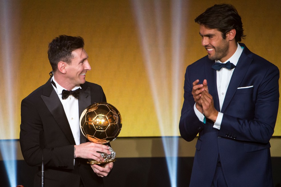 Kaká entrega Bola de Ouro de 2015 para Messi — Foto: Getty Images
