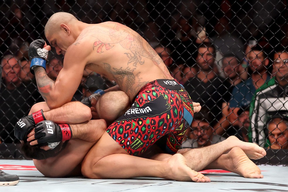 Alex Poatan joga cotoveladas em Magomed Ankalaev no UFC 320 — Foto: Sean M. Haffey/Getty Images