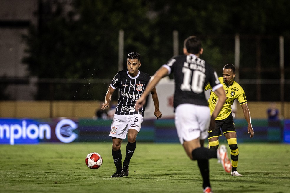 Fausto Vera em ação no duelo contra o São Bernardo — Foto: Leonardo Lima/AGIF