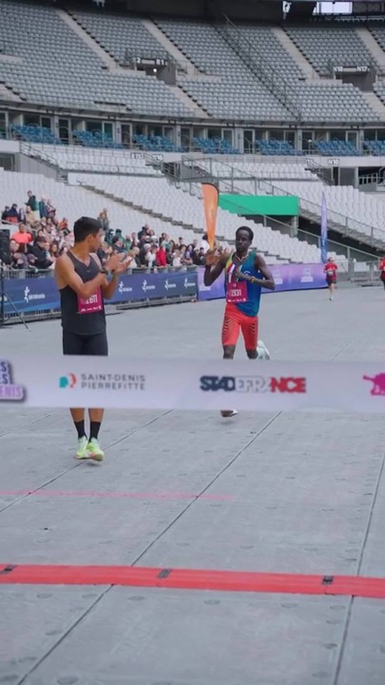 Fair play: francês para de correr na chegada e dá vitória ao rival que havia errado percurso; assista