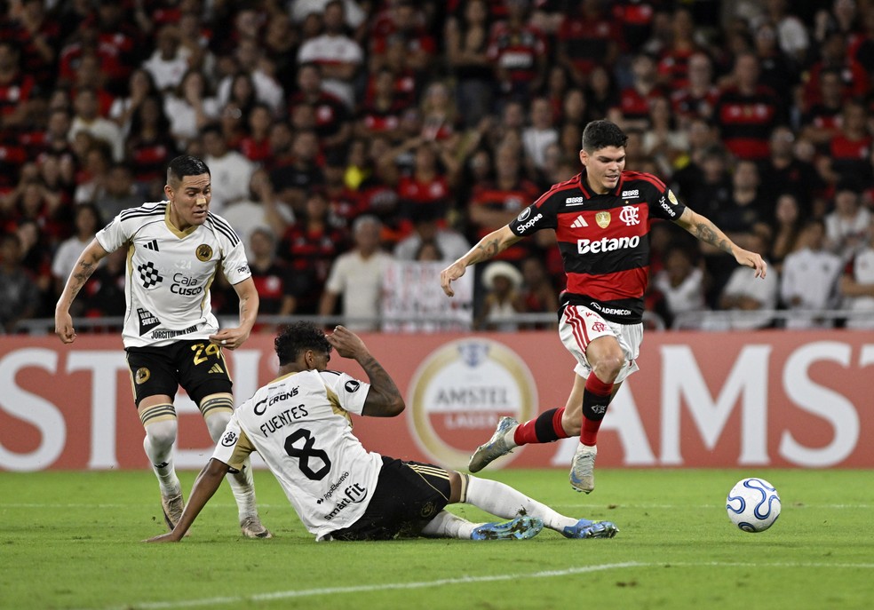 Ayrton Lucas foi titular em Flamengo x Cusco � Foto: Andr� Dur�o