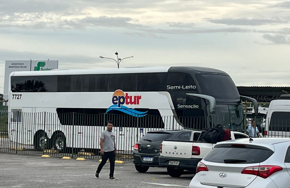 Ônibus aguarda delegação do Santos na área interna do aeroporto de Maceió — Foto: Denison Roma/Ge