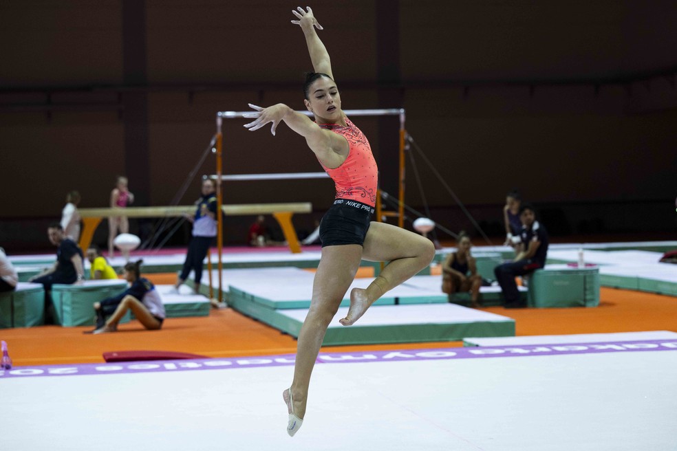Sophia Weisberg no treino para o Mundial de gin&aacute;stica art&iacute;stica &mdash; Foto: MeloGym/CBG