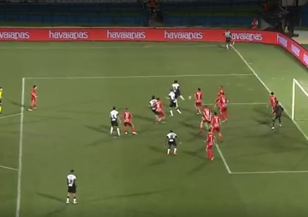 Araújo faz golaço de calcanhar