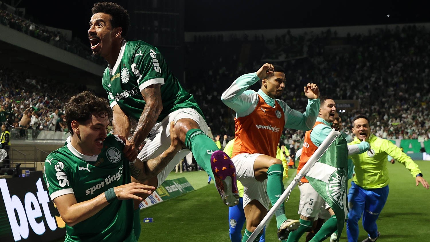 Palmeiras amplia invencibilidade de quase dois anos e passa São Paulo no histórico do Choque-Rei