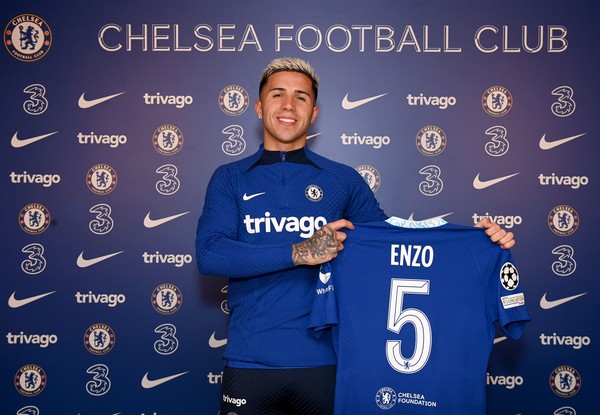 Enzo Fernández chega ao Chelsea e recebe camisa 5, que era de Jorginho | futebol inglês | ge