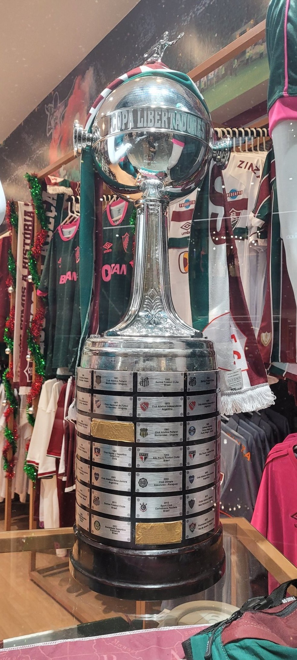 Taça com adesivos em cima dos títulos do Flamengo — Foto: Reprodução Twitter