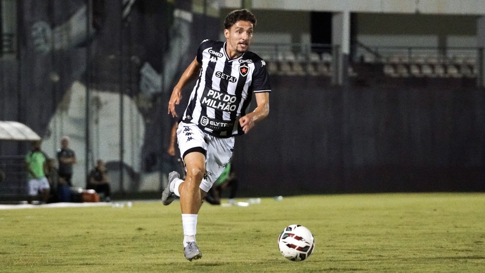 Igor Maduro comemorando com a camisa do Botafogo-PB