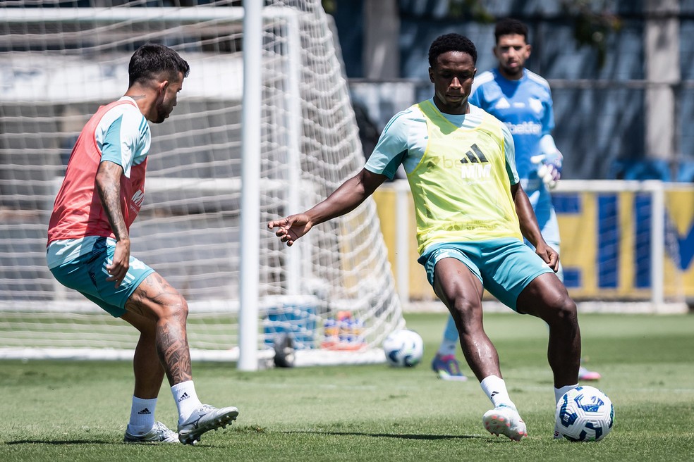 Luis Sinisterra em treino do Cruzeiro