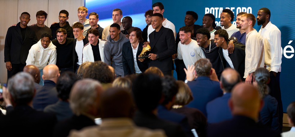 Mbappé posa com os companheiros para foto após conquista da Chuteira de Ouro — Foto: Diego Souto/Getty Images