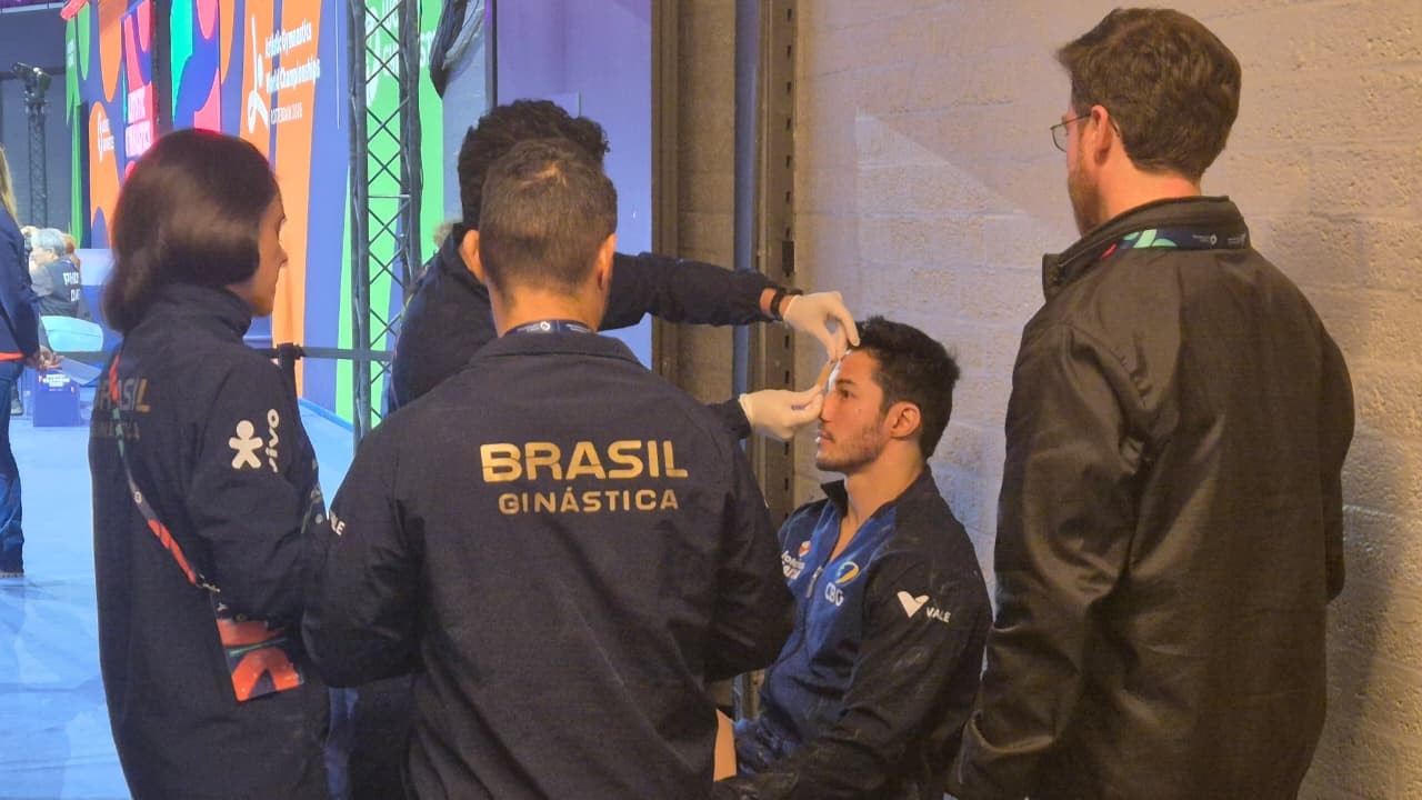 Arthur Nory sofre acidente na barra fixa e sai sangrando em classificatória do Mundial
