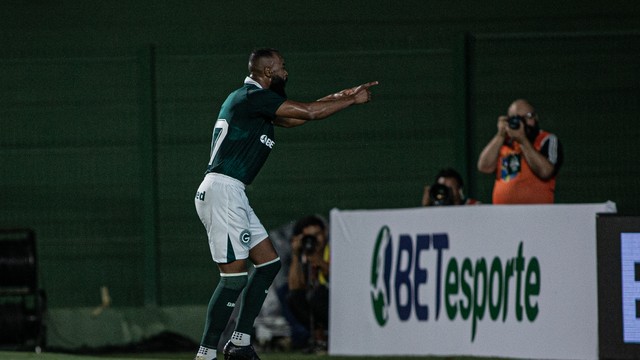 Marcão Silva comemora gol do Goiás sobre a Ponte Preta