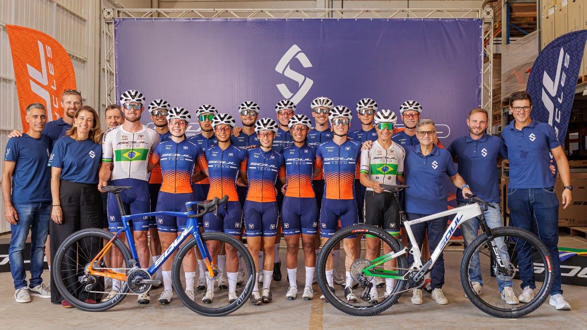 Empresa de Itajaí apresenta equipes esportivas e cria frente no triathlon