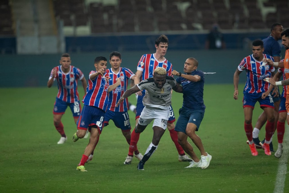 Jogadores de Ceará e Bahia brigam após final da Copa do Nordeste