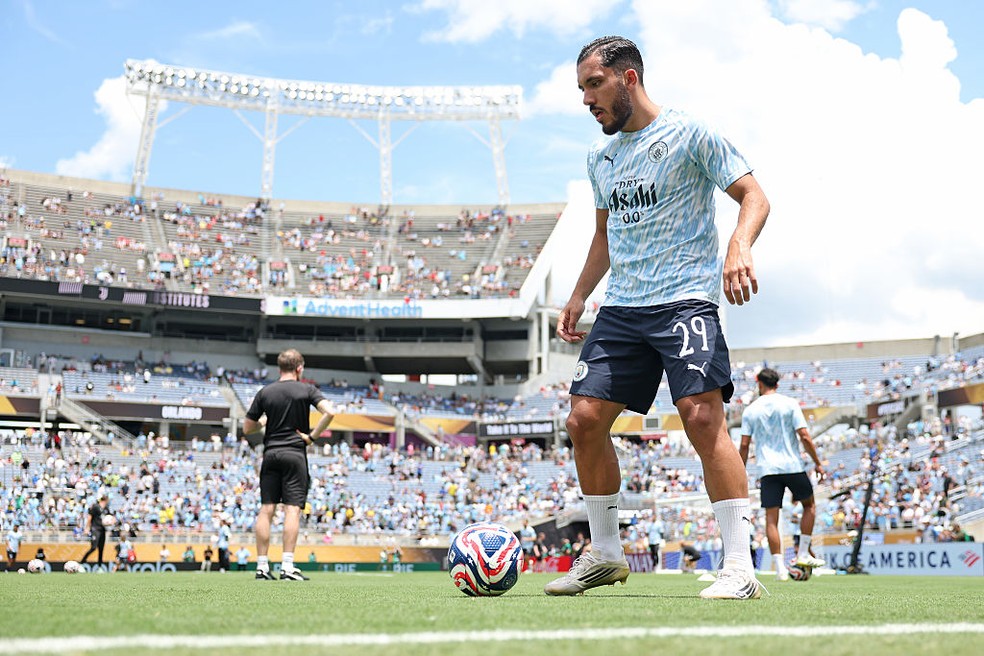 Rayan Cherki no aquecimento antes de Juventus x Manchester City na Copa de Clubes — Foto: Elsa - FIFA/FIFA via Getty Images