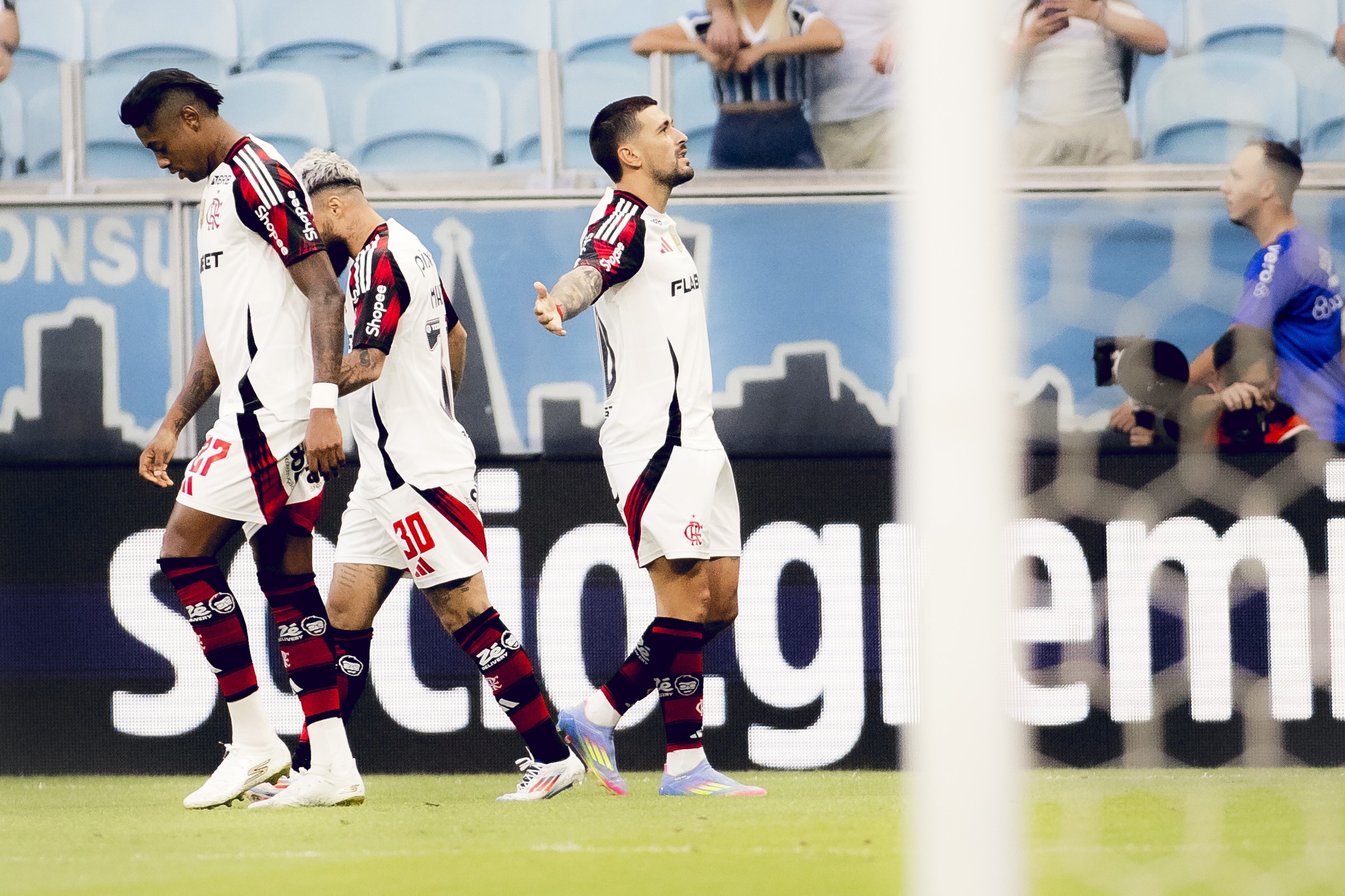 Flamengo domina Grêmio, mas precisa ser mais eficiente no ataque.