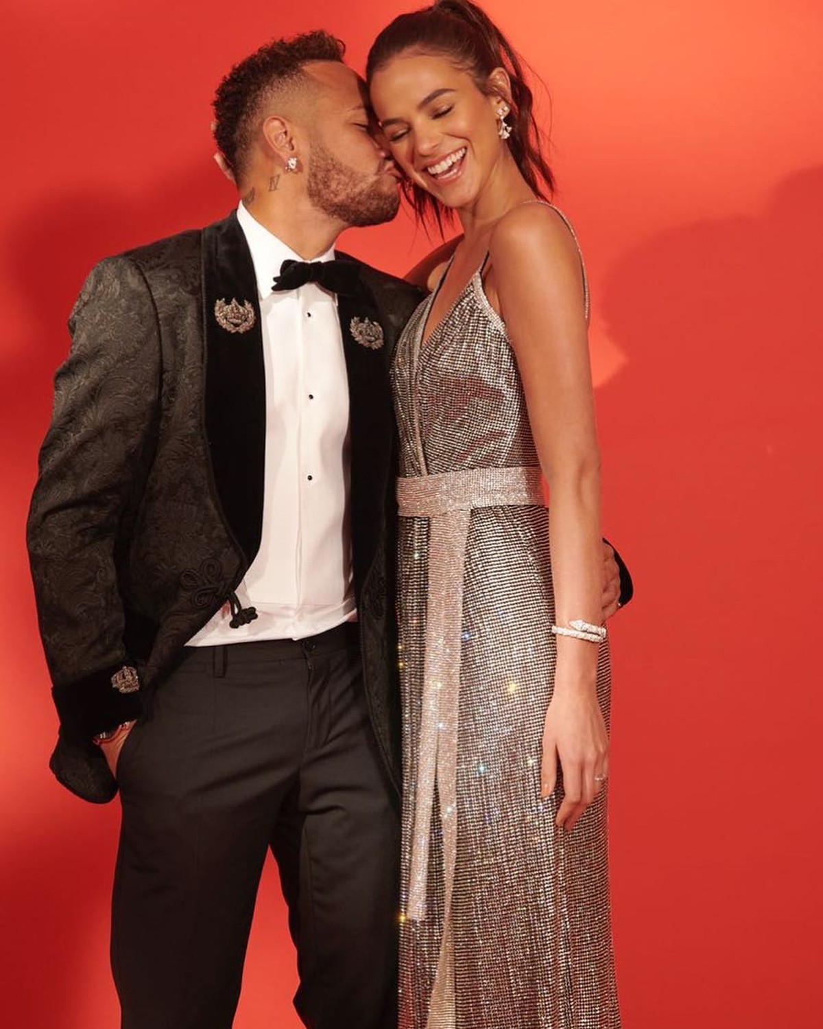 Neymar parabeniza Marquezine: 